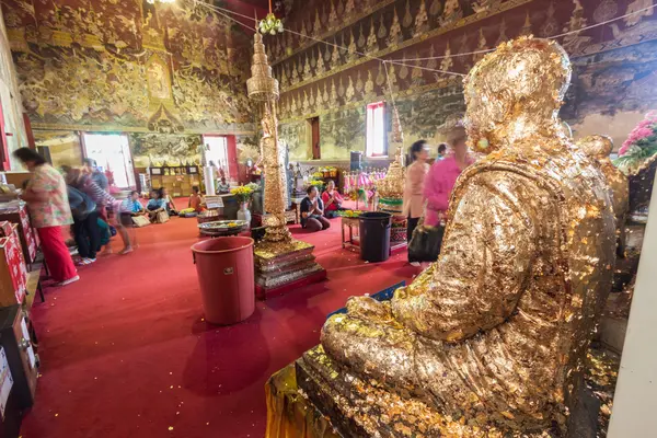 Bhuddisten beten im thailändischen Tempel — Stockfoto