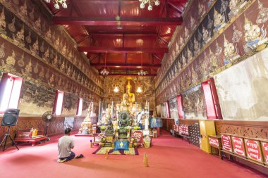 bhuddist Tay tapınakta ibadet yapmak