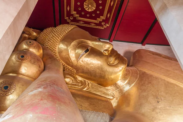 Статуя лежащего Будды в тайском храме — стоковое фото