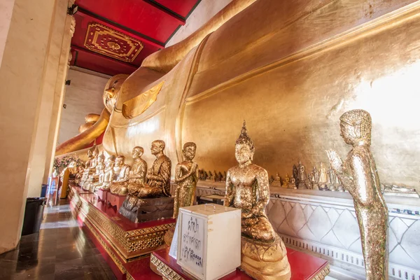Statue of reclining Buddha in thai temple — Stock Photo, Image