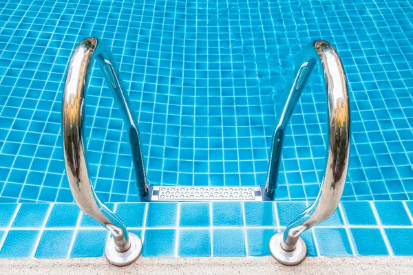 Escada da piscina — Fotografia de Stock