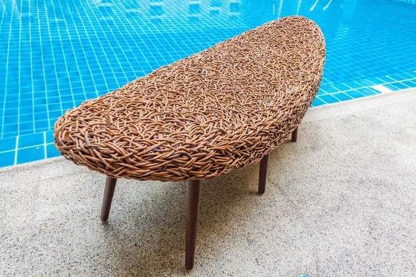Длинное кресло из ротанга — стоковое фото