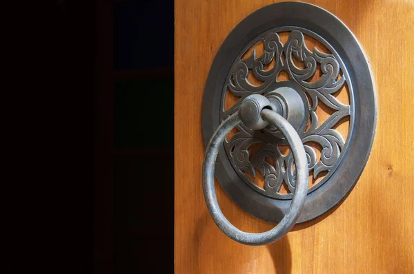 The vintage knocker door — Stock Photo, Image