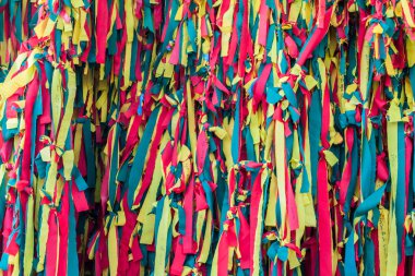 Elbise renkli barışlar bind birlikte ağaç üzerinde olması