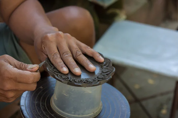 Potter está moldeando y anhelando la arcilla . — Foto de Stock