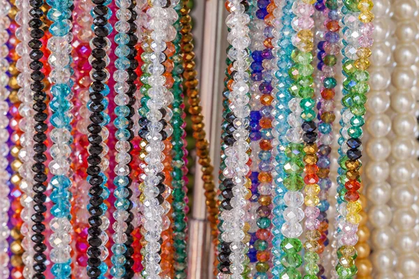 Цветное бусиновое ожерелье — стоковое фото