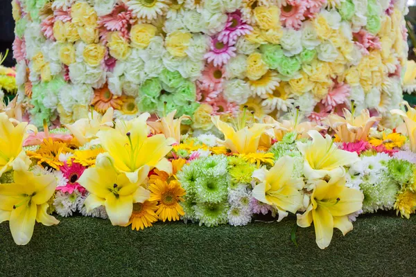 Chrysanthemen und Lilienblüten — Stockfoto