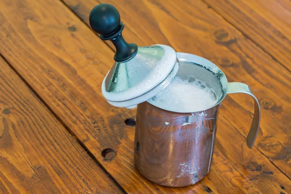 Making milk foam — Stock Photo, Image