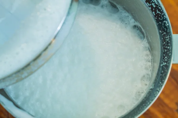 Maken van melk schuim — Stockfoto