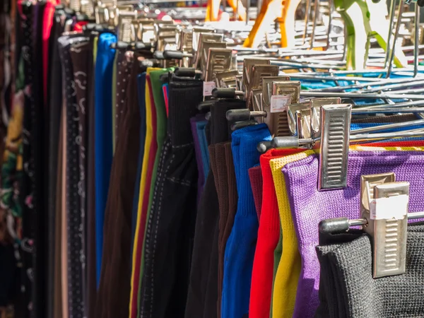 Ropa en el mercado — Foto de Stock