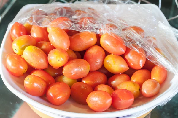 Tomate vermelho em prato grande — Fotografia de Stock