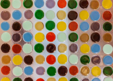 cam üzerinde renkli daire