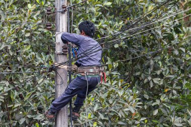 Elektrikçi elektrik direği üzerinde çalışma