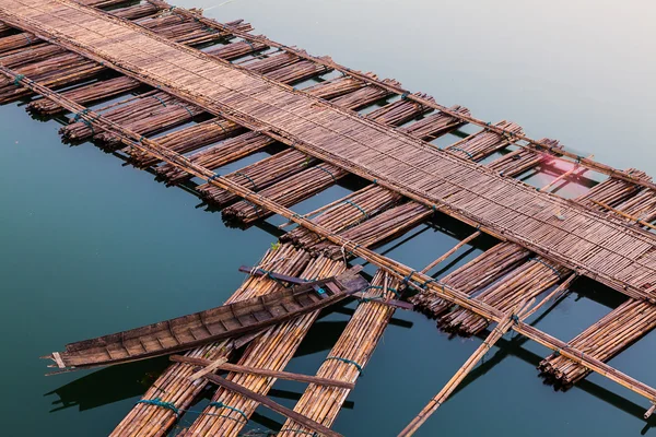 Boot auf Bambusbrücke — Stockfoto