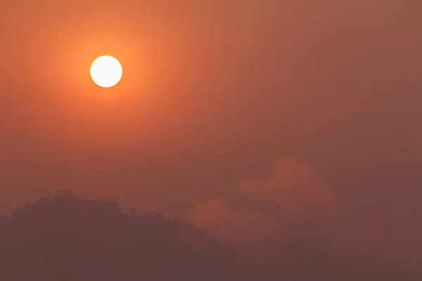 Amanecer entre la niebla —  Fotos de Stock