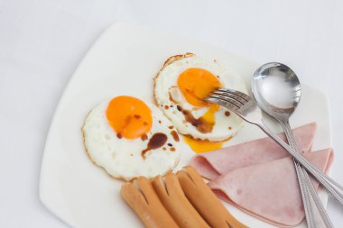 tepsi yatakta kahvaltı