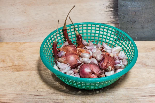 Alho, cebola e pimenta na cesta — Fotografia de Stock