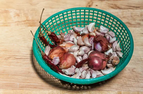 Alho, cebola e pimenta na cesta — Fotografia de Stock