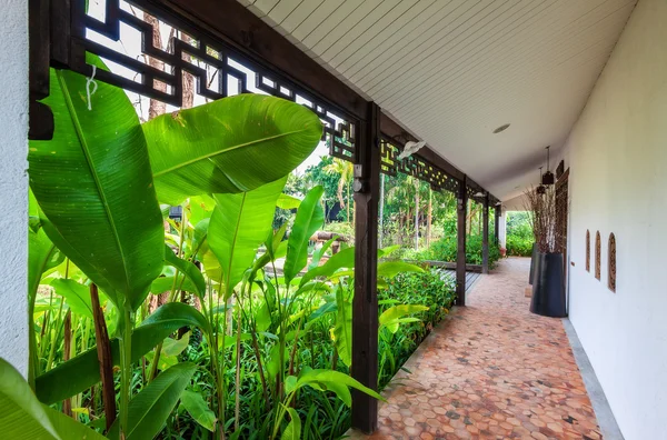 Veranda des modernen Gebäudes — Stockfoto