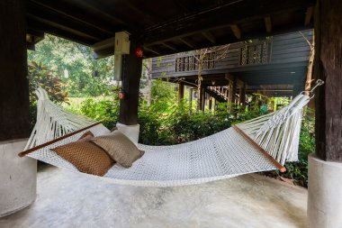 Beyaz hamak ve yastık