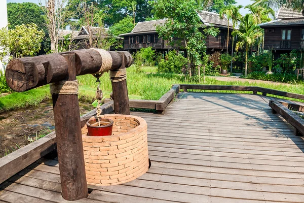 Piscina cerca del campo de arroz — Foto de Stock