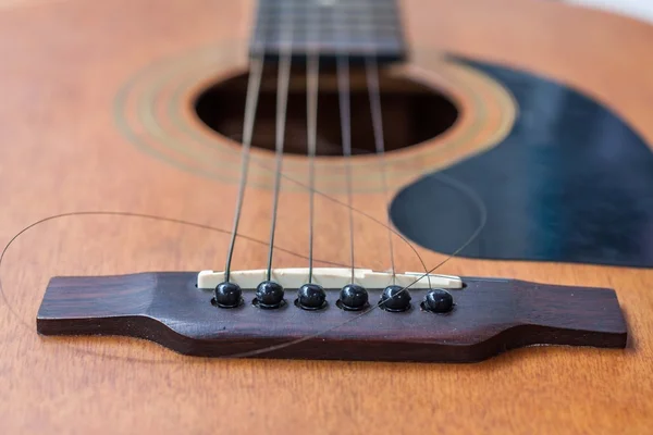 Nahaufnahme einer Gitarre mit gerissener Saite — Stockfoto