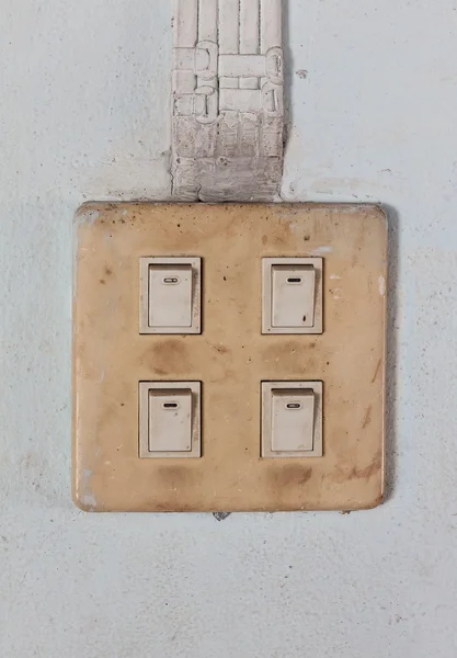 セメントの壁に古いスイッチ — ストック写真