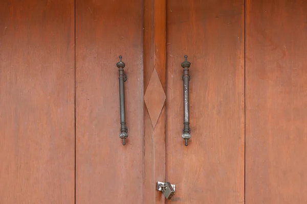 Maçaneta na porta de madeira — Fotografia de Stock