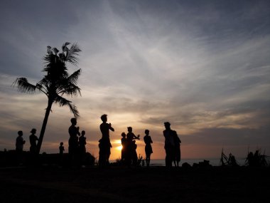 Sunset beach, insanlar, gevşeme, rahatla, stand, palmiye ağacı, siluet, yoga egzersiz, güzel