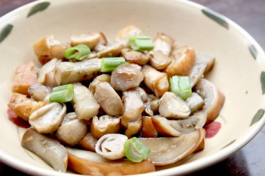 Asya vejetaryen yemek mantar ve incir toprak kapta güveç