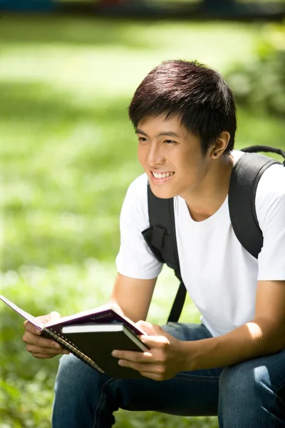 Asyalı genç yakışıklı çocuk kitapları Park ile düşünme