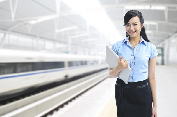 Giovane fiducioso asiatico business donna — Foto Stock