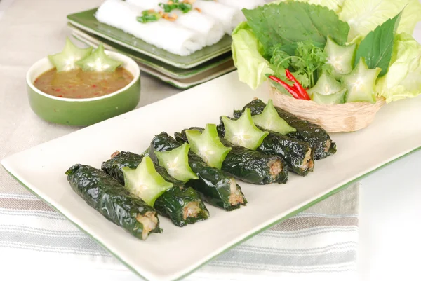 튀김 베트남어 전통적인 스프링 롤 식품-새우와 쌀 종이, 허브 — 스톡 사진