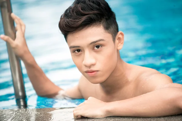 Młody człowiek w basenie — Zdjęcie stockowe