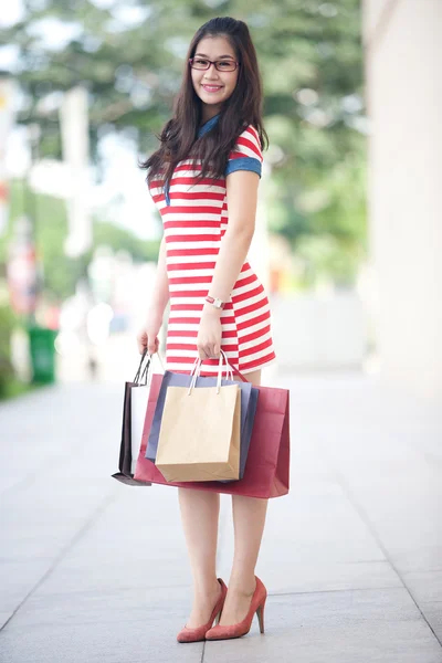 Aziatische vrouw met boodschappentas — Stockfoto