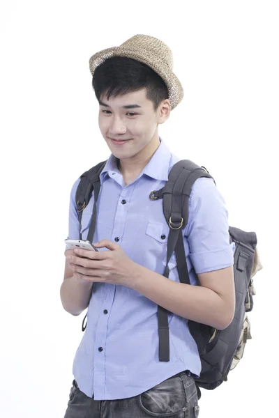 Porträt eines jungen asiatischen hübschen Studenten, der das Internet auf dem Handy nutzt — Stockfoto
