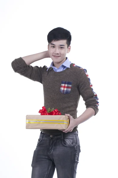 Junge asiatische schöner Kerl halten Big Box von Geschenk — Stockfoto