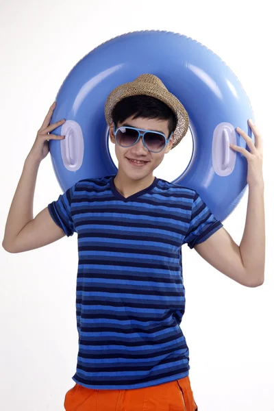 亚洲英俊的年轻人在海滩时尚夏季 tanktop — 图库照片