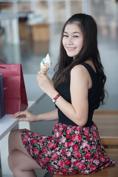 Asian woman with shopping bag in department store — Stock Photo, Image