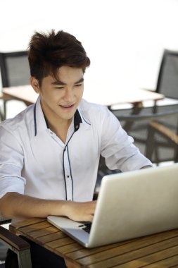 Asyalı öğrenci dizüstü açık kullanma