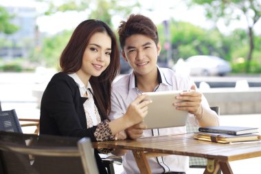 dizüstü bilgisayar açık kullanarak Asya çift