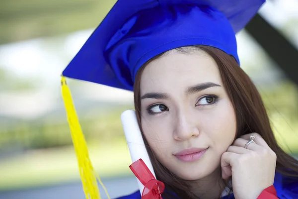 Retrato de uma bela jovem asiática mulher na graduação cap, preocupação e maravilha — Fotografia de Stock