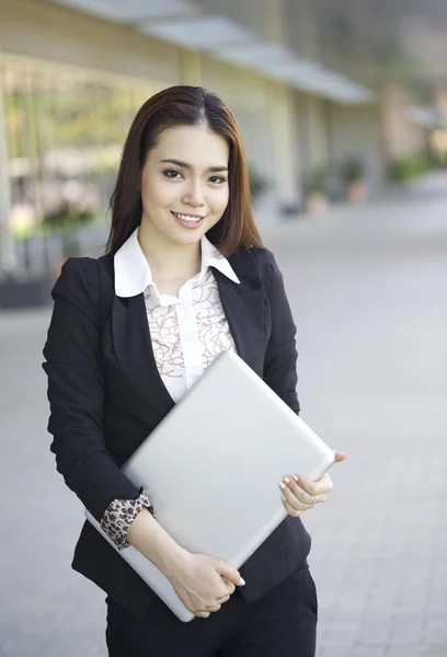 Mooie Aziatische student met laptop op campus — Stockfoto