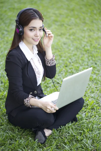 Mulher asiática bonita ler livro ao ar livre de um campus — Fotografia de Stock
