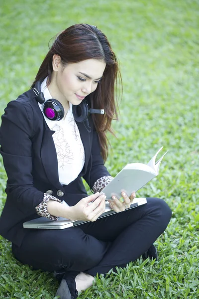 Bella donna asiatica lettura libro all'aperto di un campus — Foto Stock