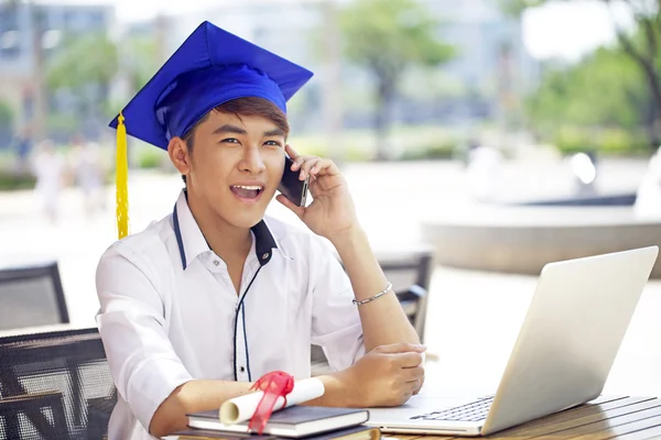 Un asiatico studente utilizzando laptop all'aperto — Foto Stock