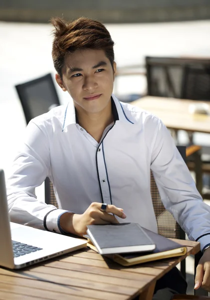 Asyalı öğrenci dizüstü açık kullanma