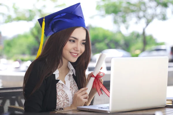 onun iş yeri ve gülümseme oturup mutlu işkadını mezuniyet kapaklı