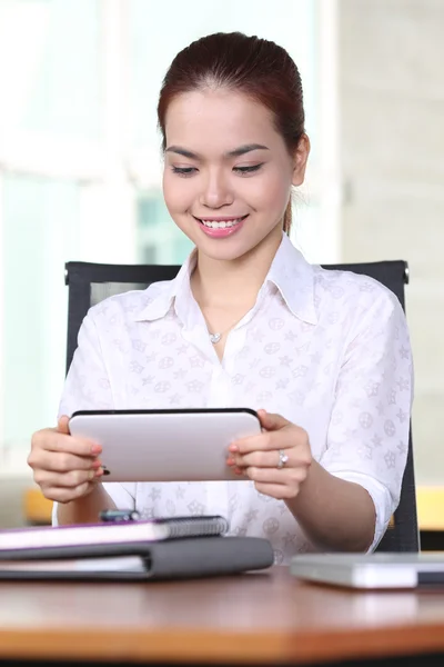 Portrait de jeune asiatique jolie femme tenant tablette ordinateur dans le bureau et sourire — Photo