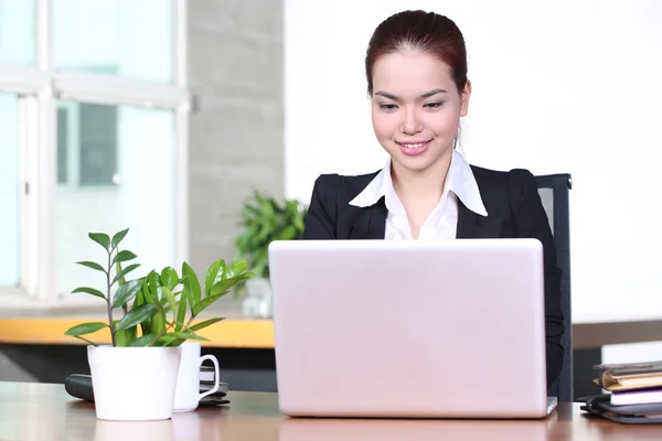 Dizüstü bilgisayar kullanan güzel bir iş kadını. Asyalı portresi.